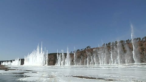 Donan nehir patlayıcılarla açıldı