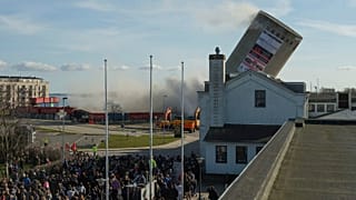 Unfall: Silo rammt bei Sprengung Bücherei