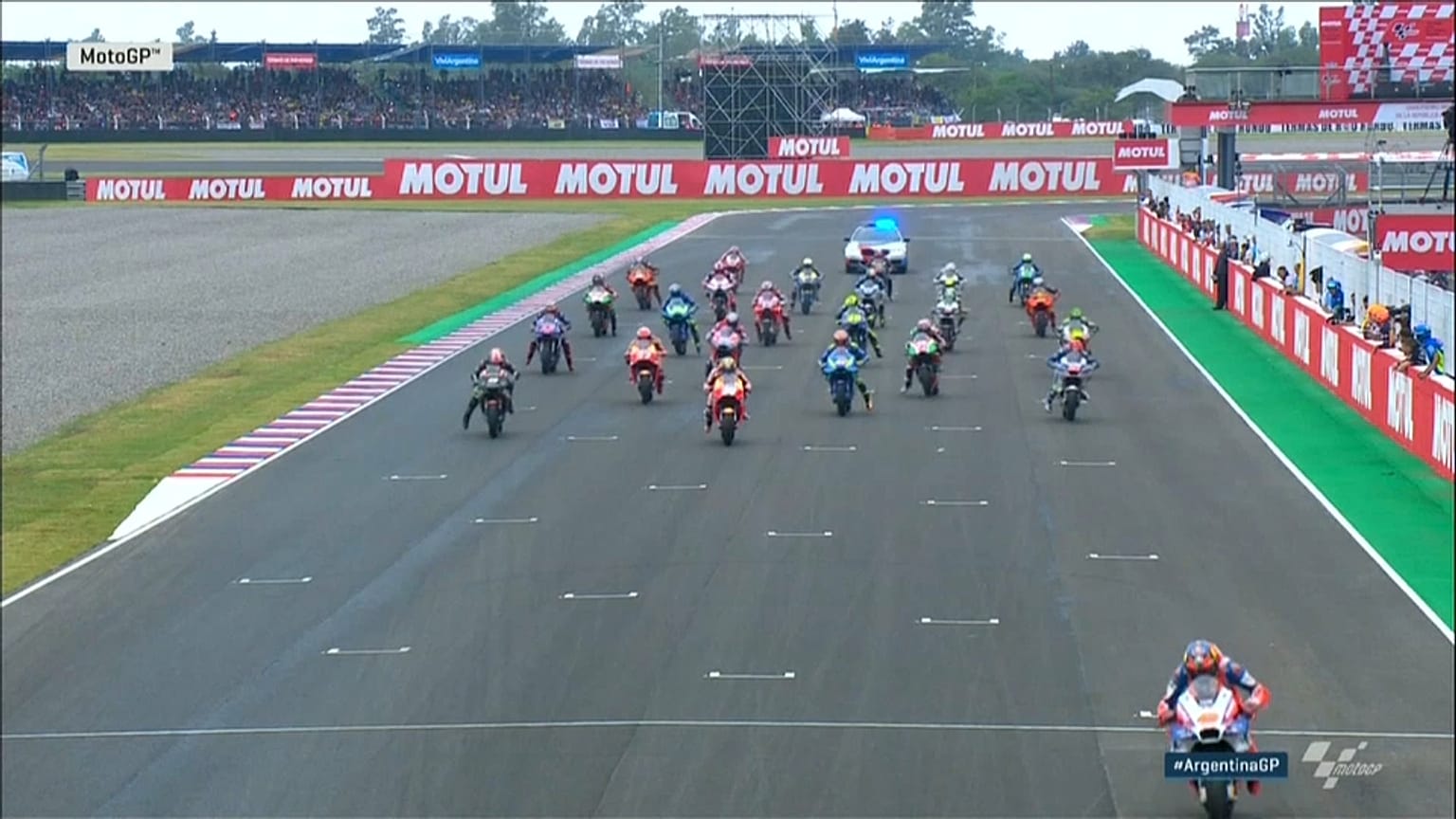 MotoGP böyle yarış görmedi, olaylı Arjantin etabını İngiliz Crutchlow kazandı