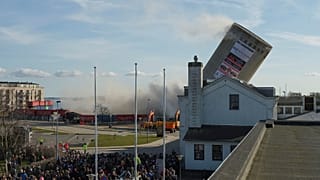La demolición controlada de un silo termina con una bibiloteca aplastada