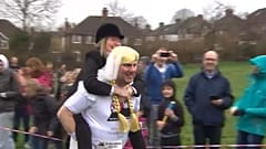 Wife Carrying: o desporto de carregar a mulher