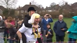Wife Carrying: o desporto de carregar a mulher