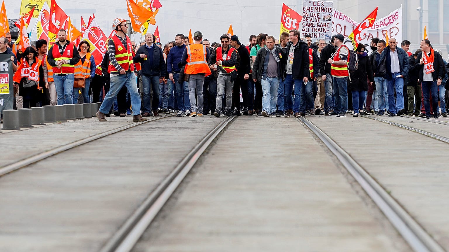 I ferrovieri paralizzano la Francia