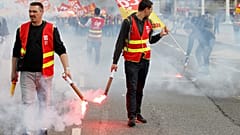 Ne sendikalar geri adım atıyor ne de hükümet