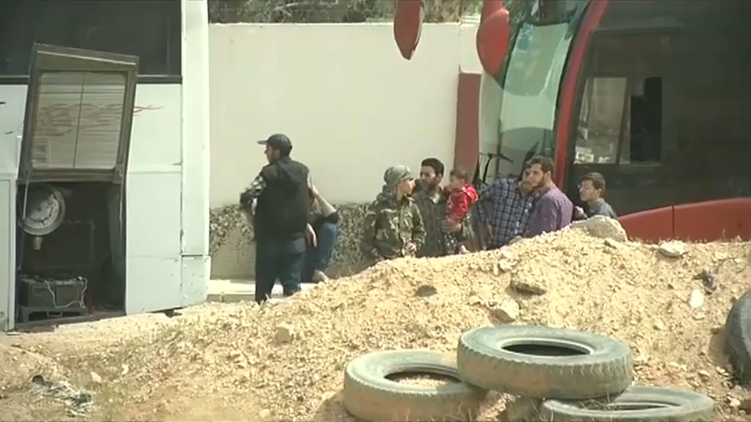 Centenares de rebeldes y civiles abandonan la ciudad siria de Duma