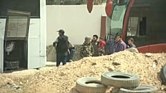 Centenares de rebeldes y civiles abandonan la ciudad siria de Duma