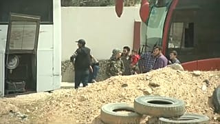 Centenares de rebeldes y civiles abandonan la ciudad siria de Duma