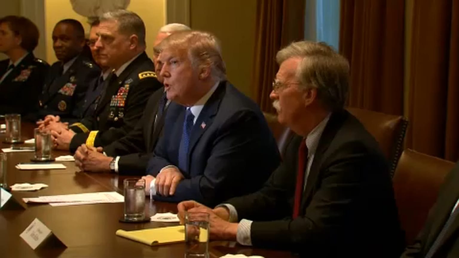 Trump erőteljes választ ígér a szíriai támadásra