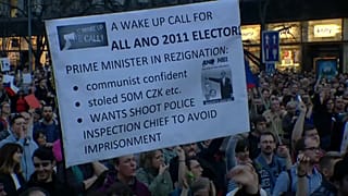 La piazza a Praga contro il governo Babis