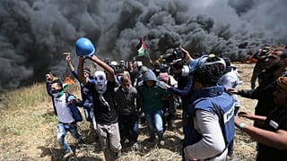 خلال نقل أحد المصابين برصاص الجنود الإسرائيليين في غزة