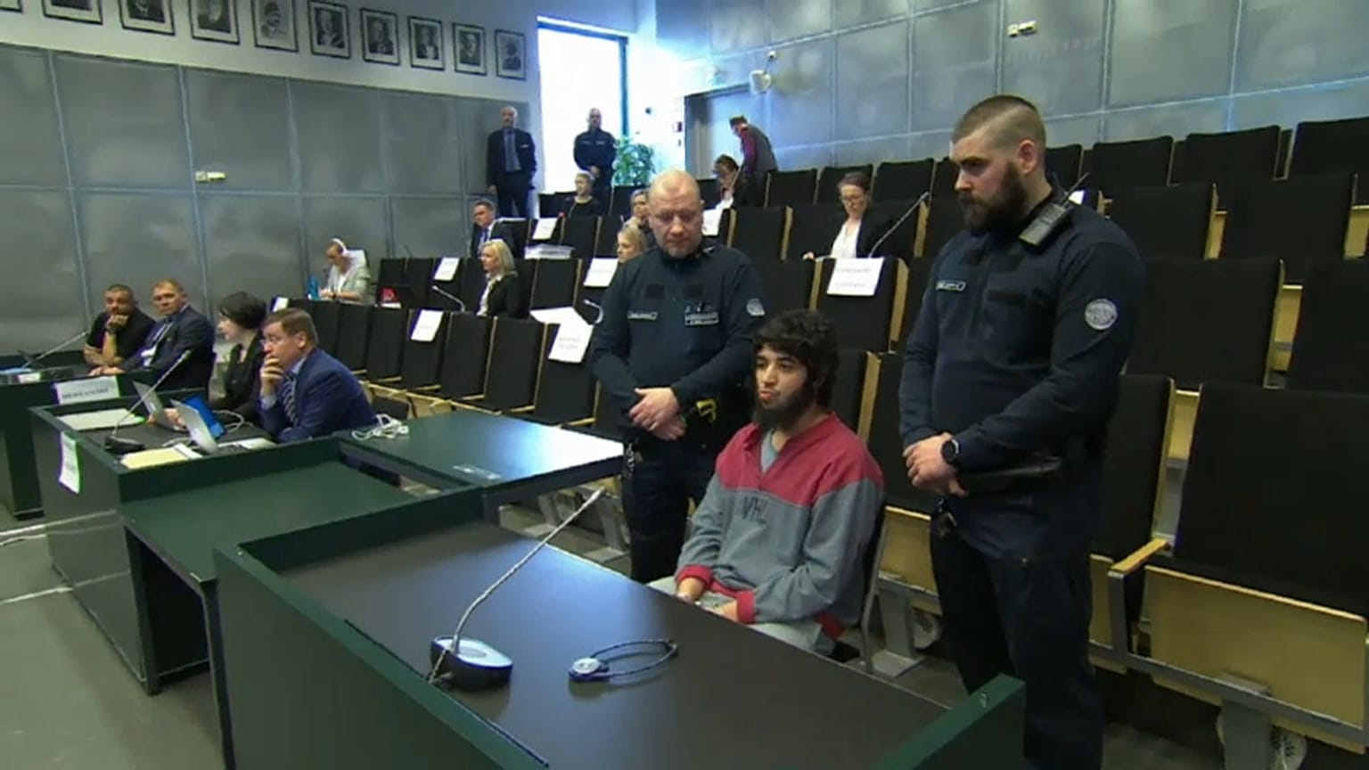 Der Angeklagte zeigte vor Gericht erstmals sein Gesicht. 