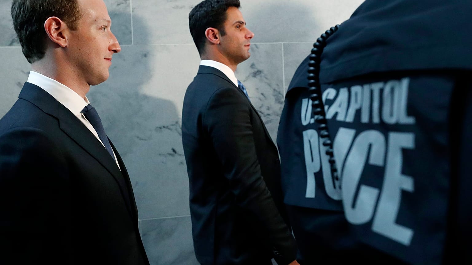 Mark Zuckerberg pede desculpa por "erros" do Facebook