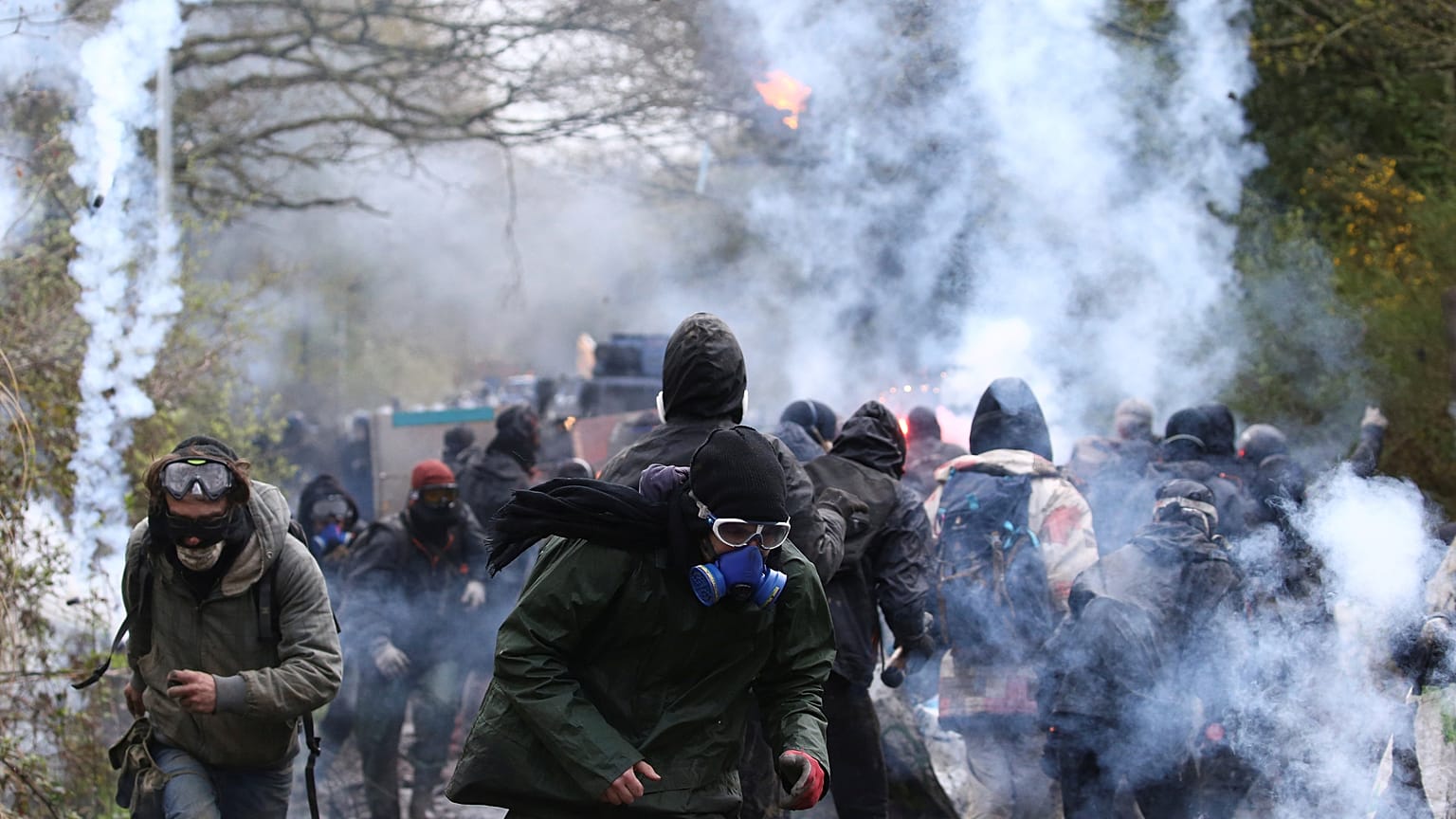 Violences à Notre-Dame-des-Landes : des blessés pendant l'expulsion
