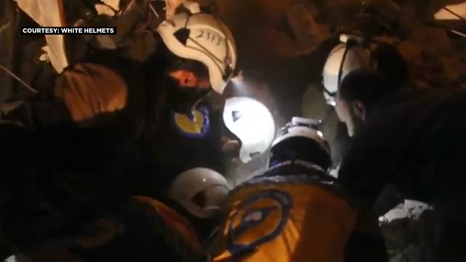 Zwei Kinder in Idlib werden aus Trümmern gerettet