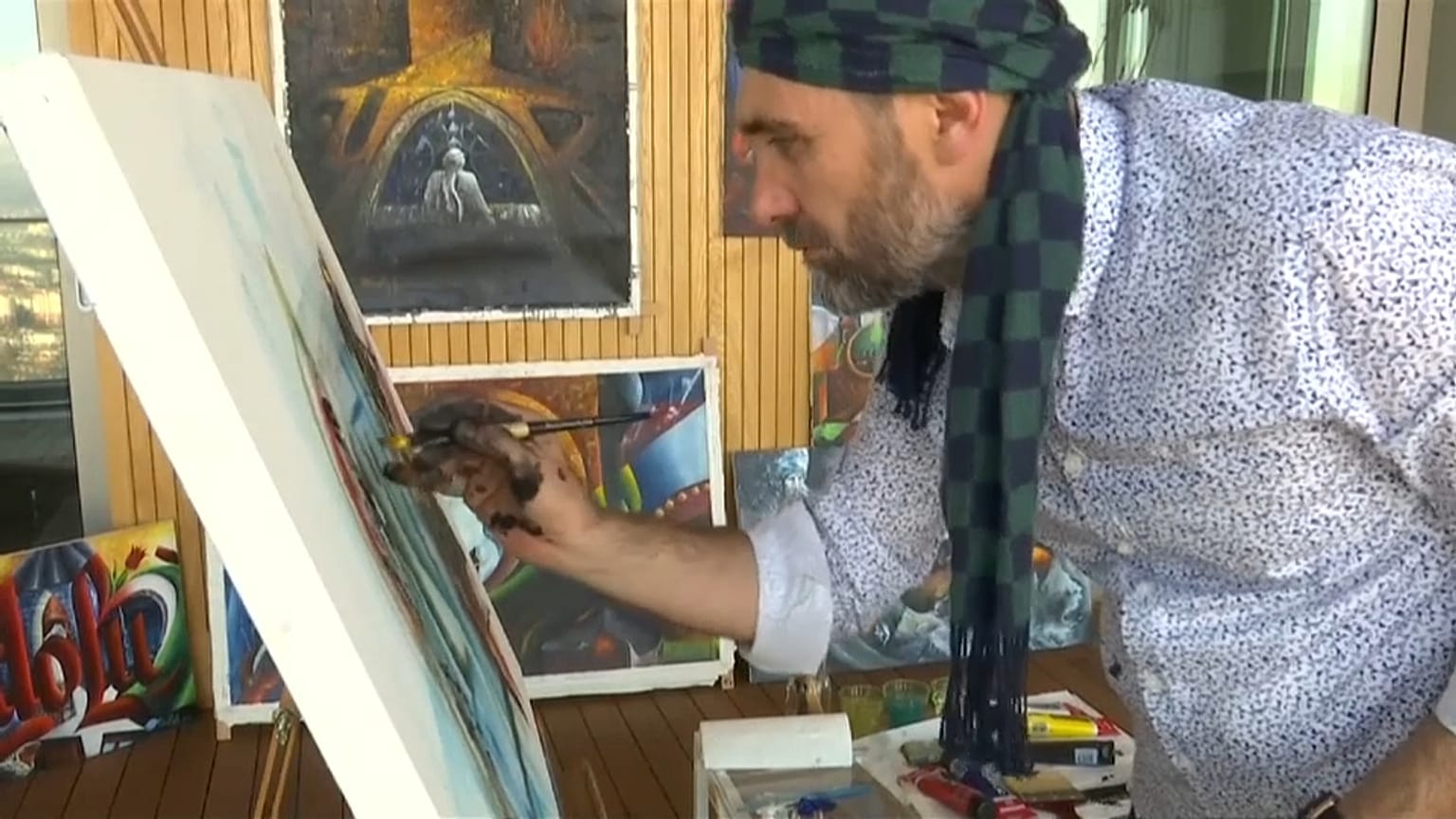 La storia di Ahmed, poliziotto di giorno e artista di notte