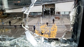 Ermittler an einem Tatort in Schweden.