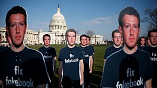 Mark Zuckenberg kartonfigurái az amerikai Kongresszus épülete előtt