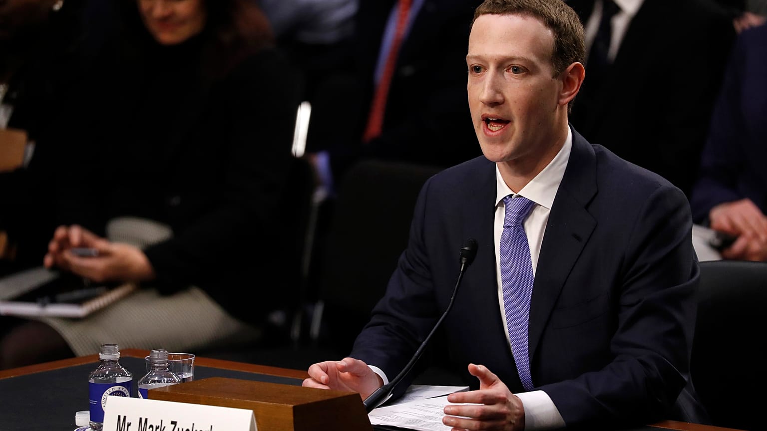 زوكربيرغ ينفي علمه المسبق بتسريب فيسبوك لبيانات المستخدمين