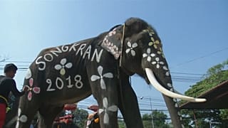 Водные процедуры в тайский Новый год