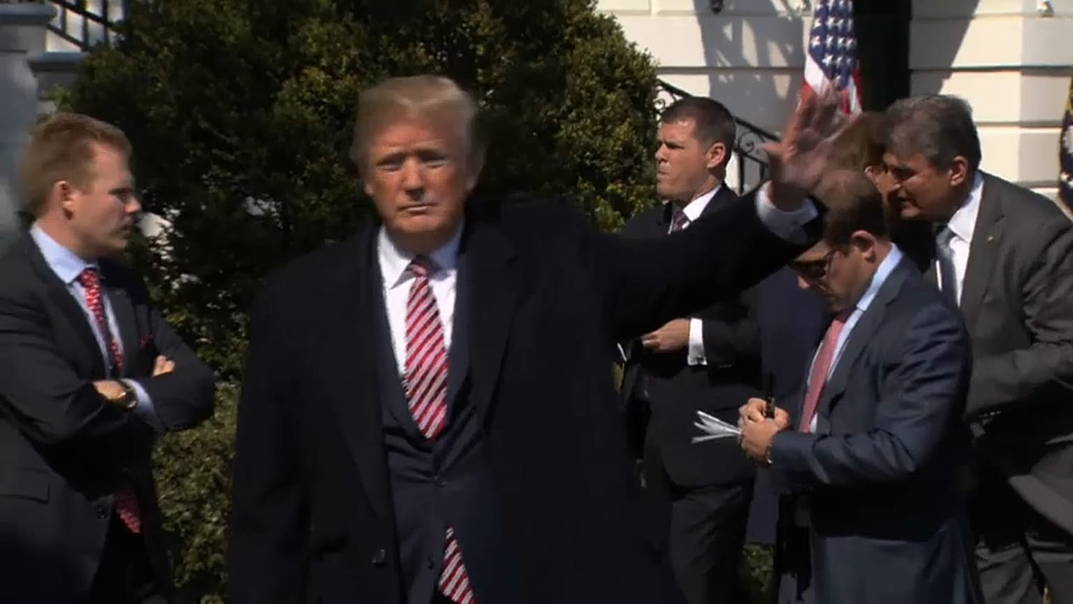 Trump amenaza a Rusia con lanzar misiles sobre Siria