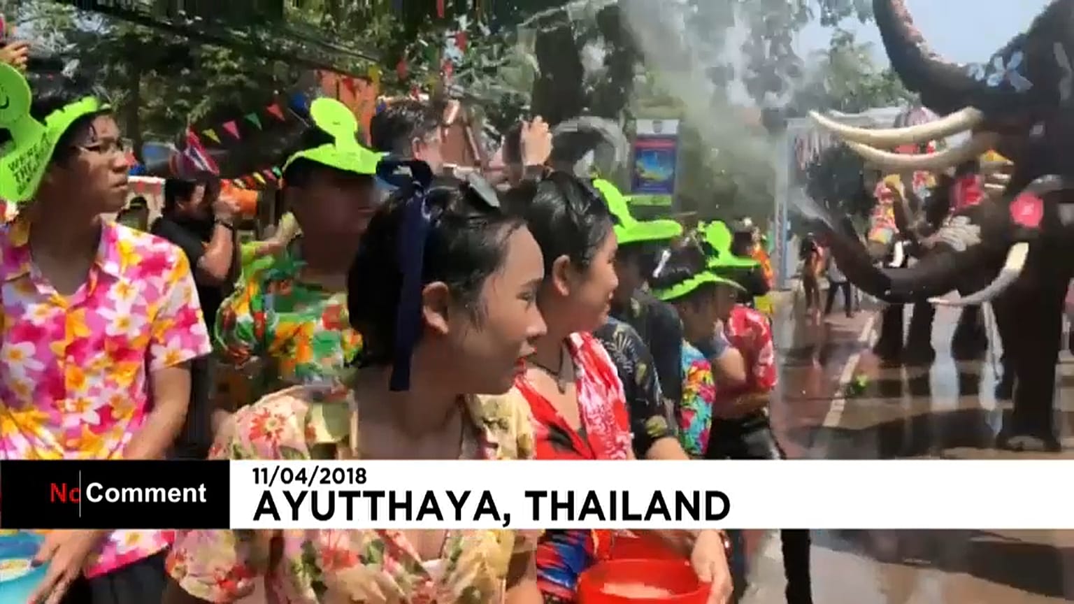 Tayland'da insanlarla fillerin su savaşı