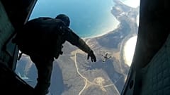 تدريبات عسكرية لمظليين روس