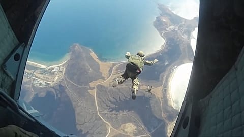 Russische Fallschirmjäger: 2000 Meter in die Tiefe 