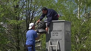 В Белграде демонтировали бюст Гагарина