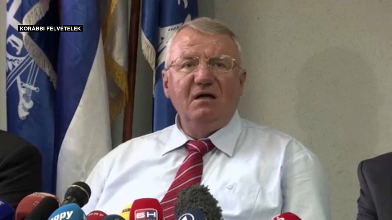 Elítélték Šešeljt, mégsem kell börtönbe mennie