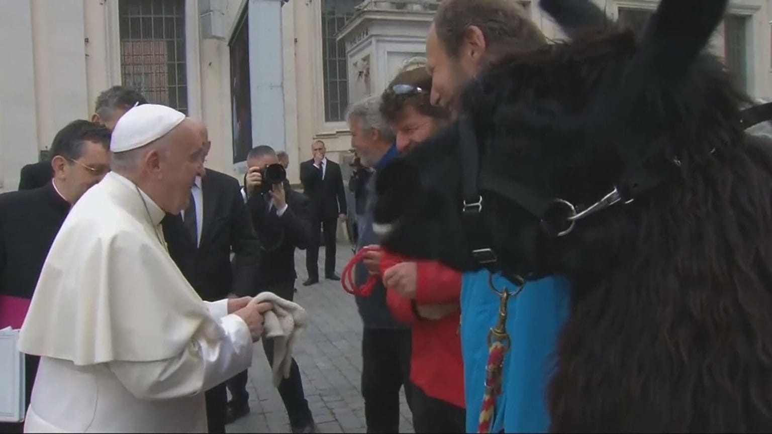 Udienza del mercoledì, il Papa saluta tre lama