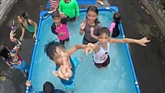 À Manille, des piscines dans la rue contre la canicule