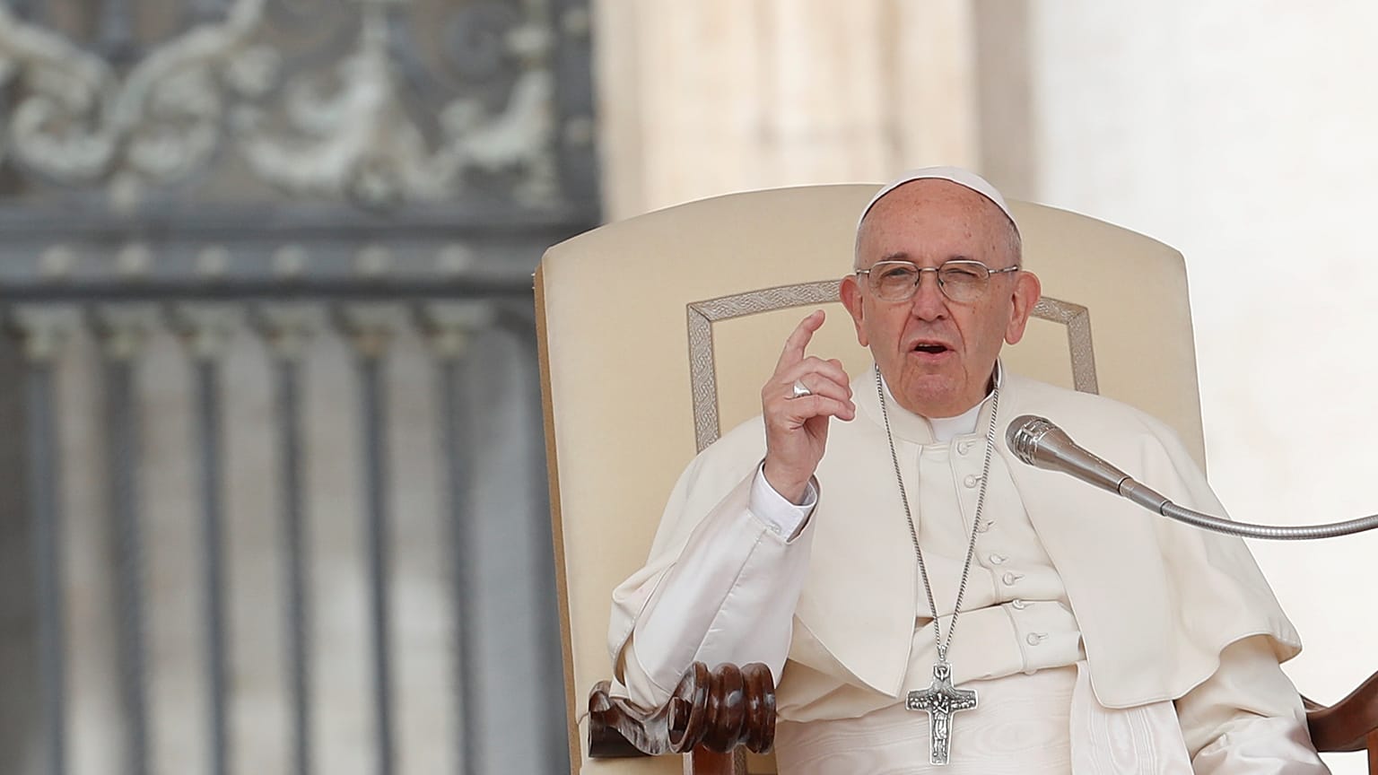Pope admits mistakes over Chilean church abuse 