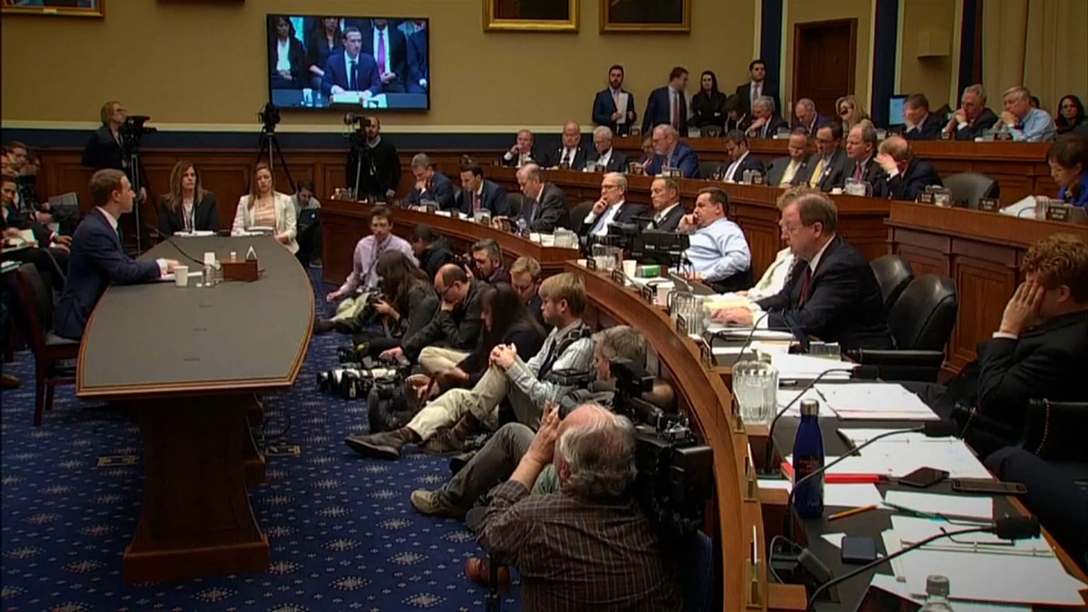 Zuckerberg revaloriza Facebook con su interrogatorio
