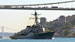 Эсминец ВМС США в Босфоре
