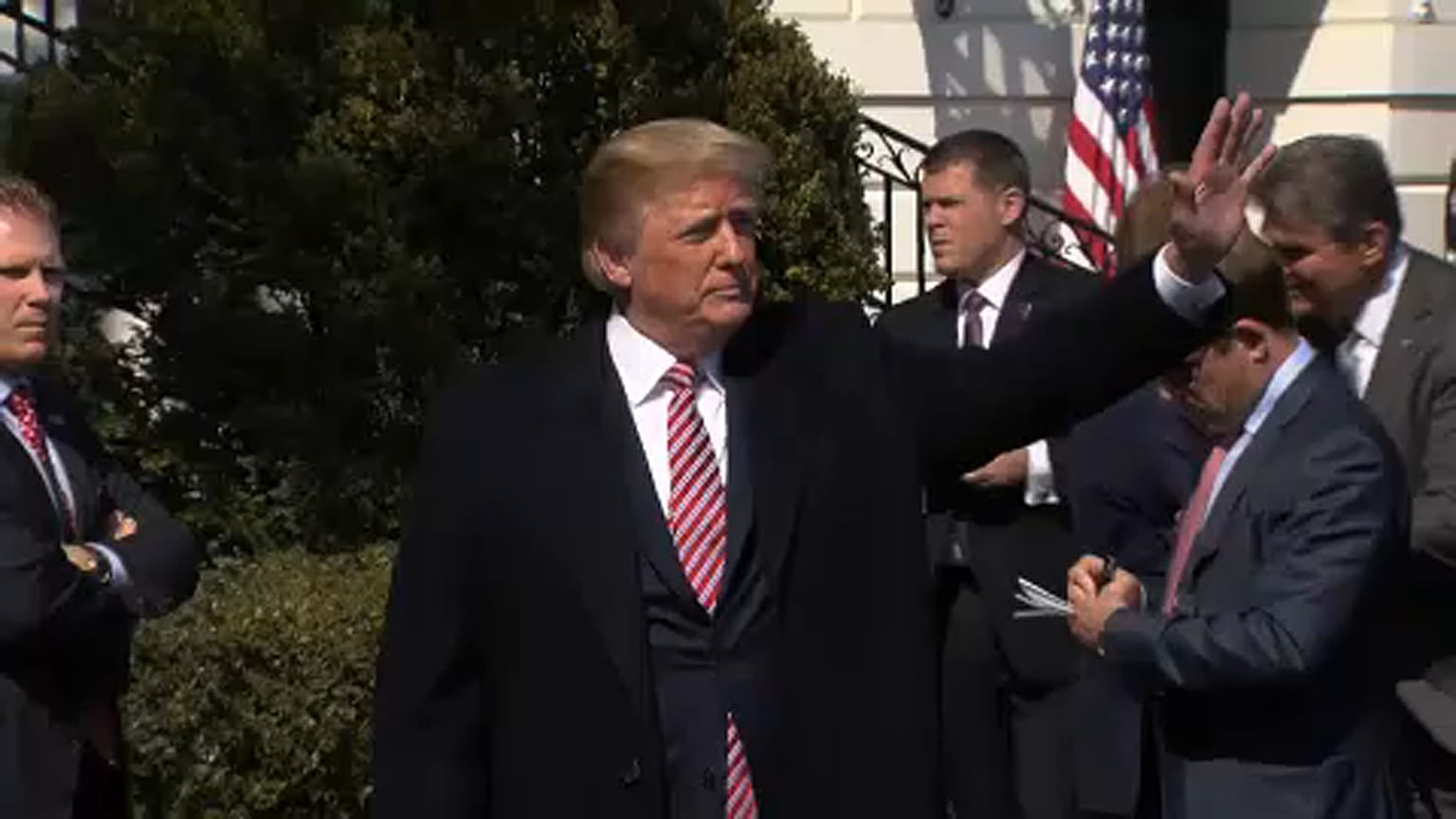 Trump rejtélyes Twitter-üzenete a válaszcsapásról