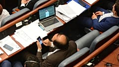 Abgeordnete beim Fußballschauen erwischt