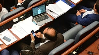 Abgeordnete beim Fußballschauen erwischt