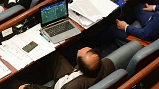 Diputados pillados siguiendo el Real Madrid-Juventus durante una moción de censura