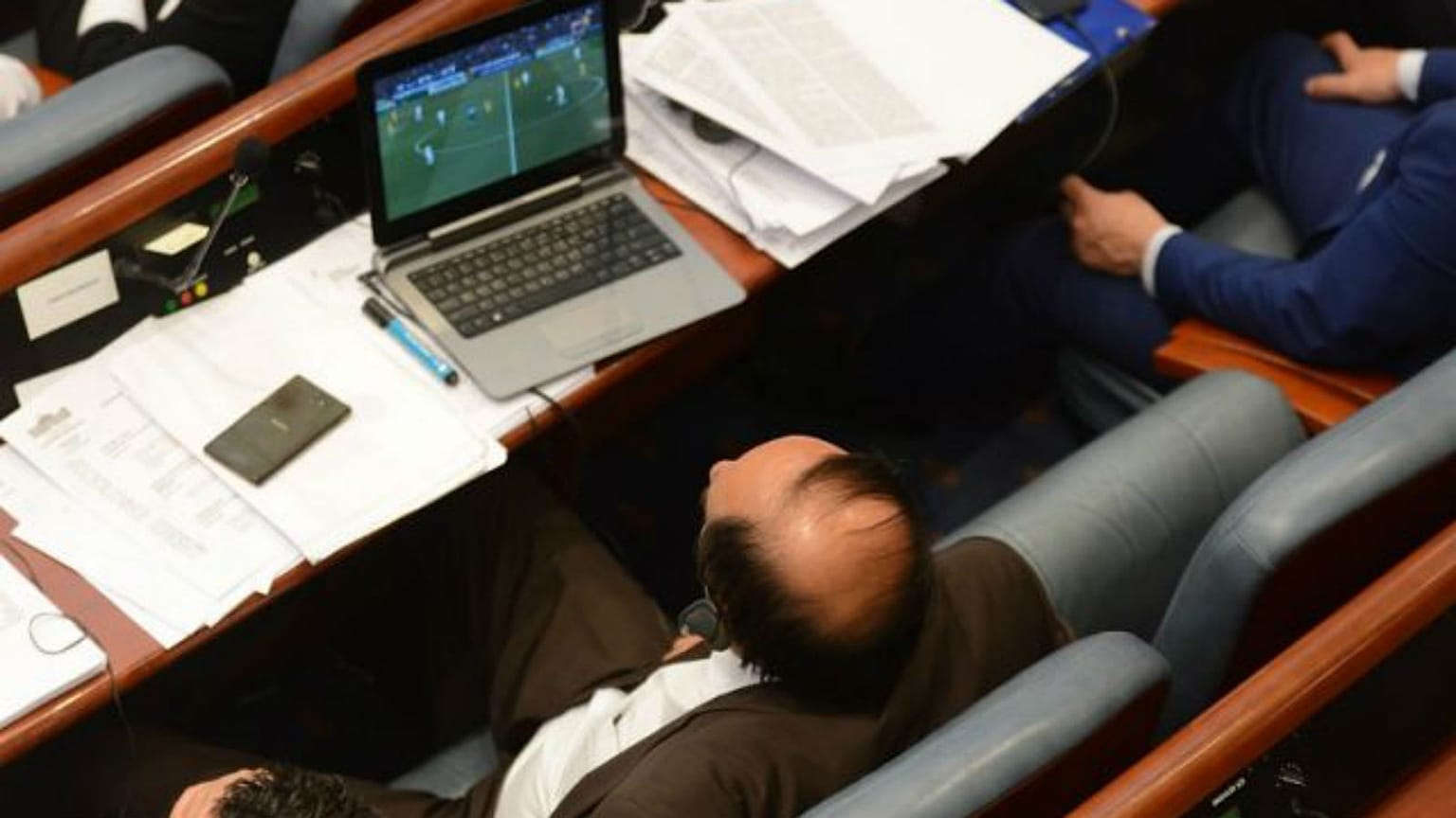 Macedónia: a foci érdekesebb, mint a bizalmatlansági indítvány