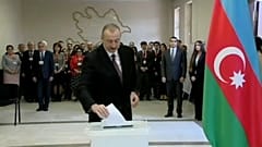 Aserbaidschan: Aliyev lässt sich wiederwählen
