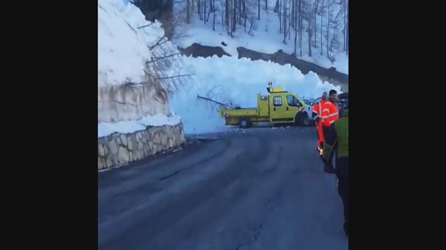 فرانسه؛ ریزش بهمن در چند ثانیه جاده را مسدود کرد