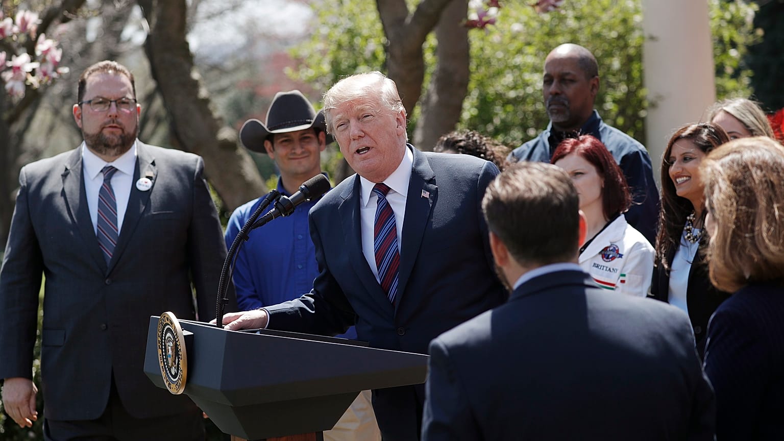 Trump hesitates on Pacific trade partnership