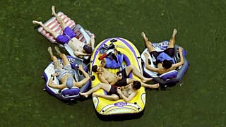 Ahoi! Schweizer dürfen bald alkoholisiert Schlauchbootfahren