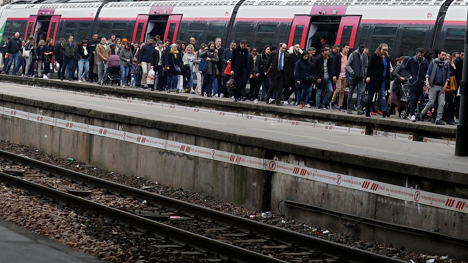 SNCF : moins de grévistes mais les vacanciers arrivent