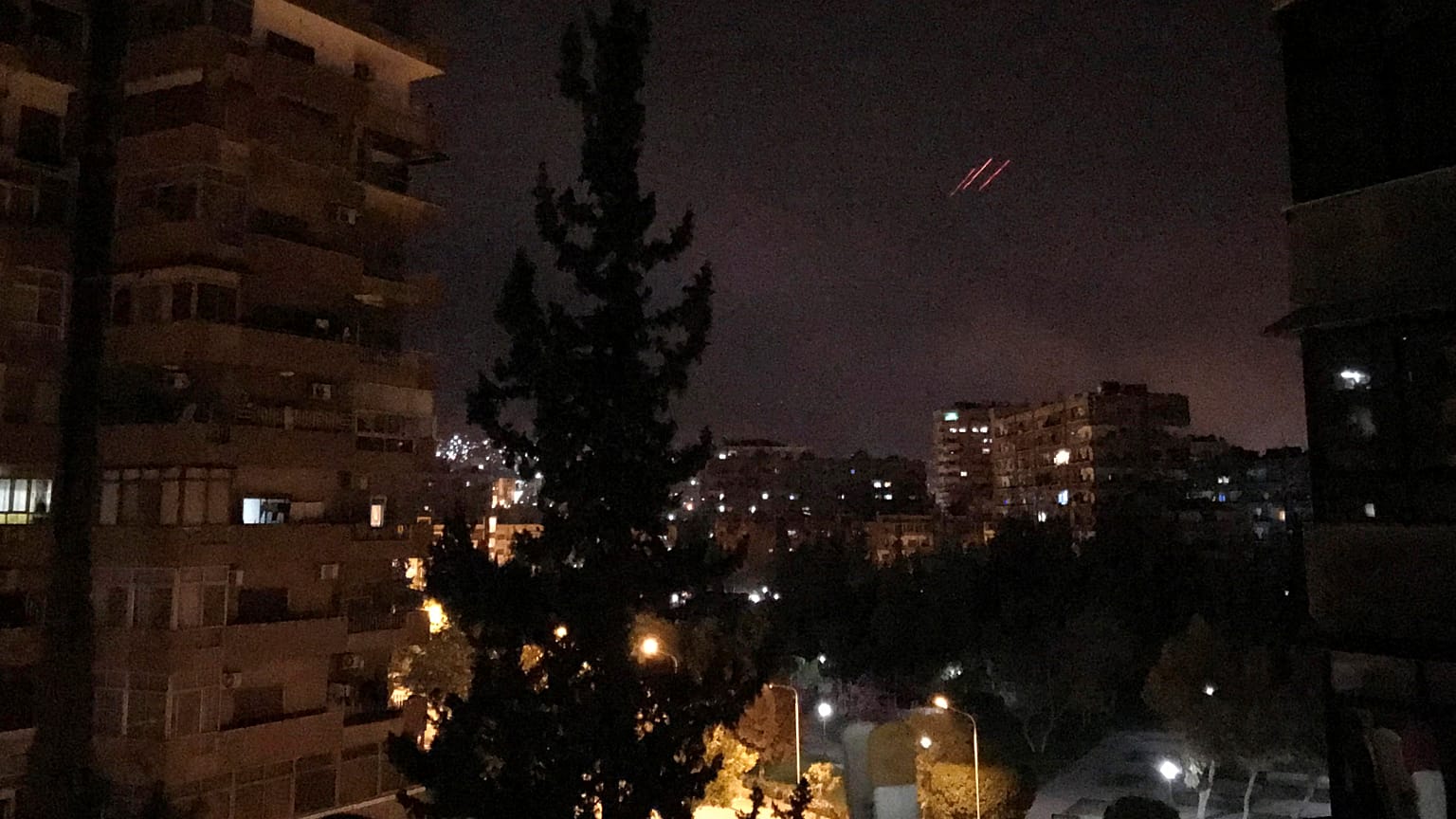 شهود: إصابة مبنى الأبحاث العلمية بمنطقة برزة بدمشق 