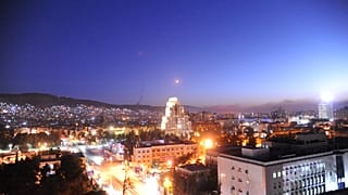 ΗΠΑ, Γαλλία, Βρετανία χτύπησαν με 100 πυραύλους τη Συρία