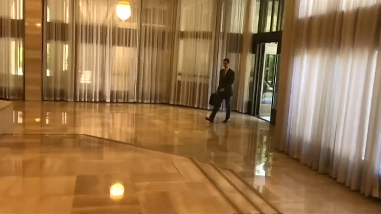 شاهد: الرئيس السوري في صباح يوم عمل على وقع غارات التحالف الثلاثي على دمشق