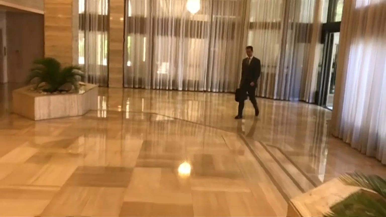 De mala na mão, o presidente sírio entrou tranquilamente no escritório