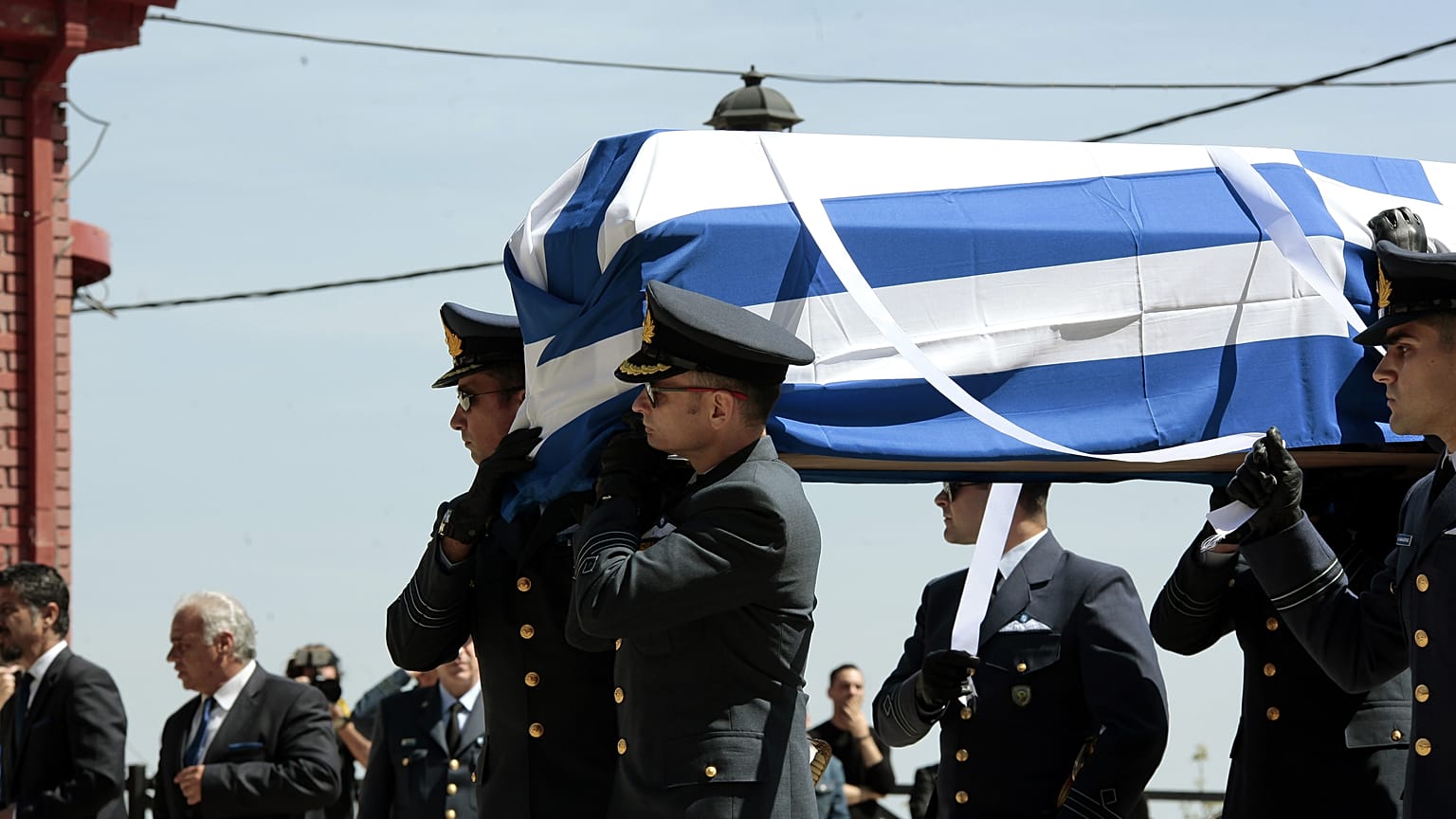 Το τελευταίο «αντίο» στον ήρωα σμηναγό