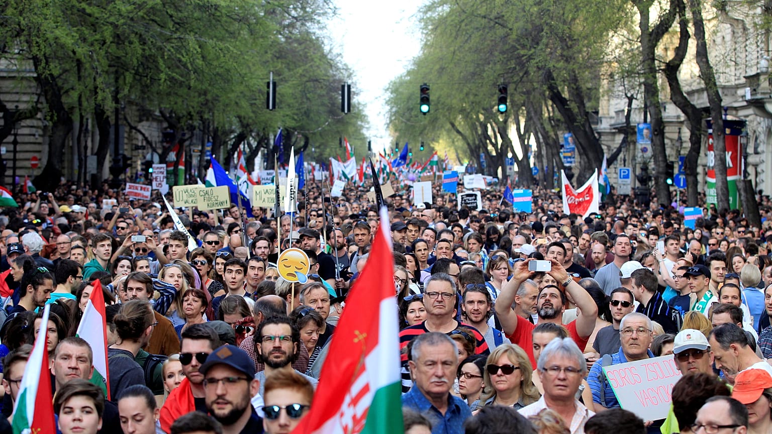 Macaristan'da hükümete dev protesto